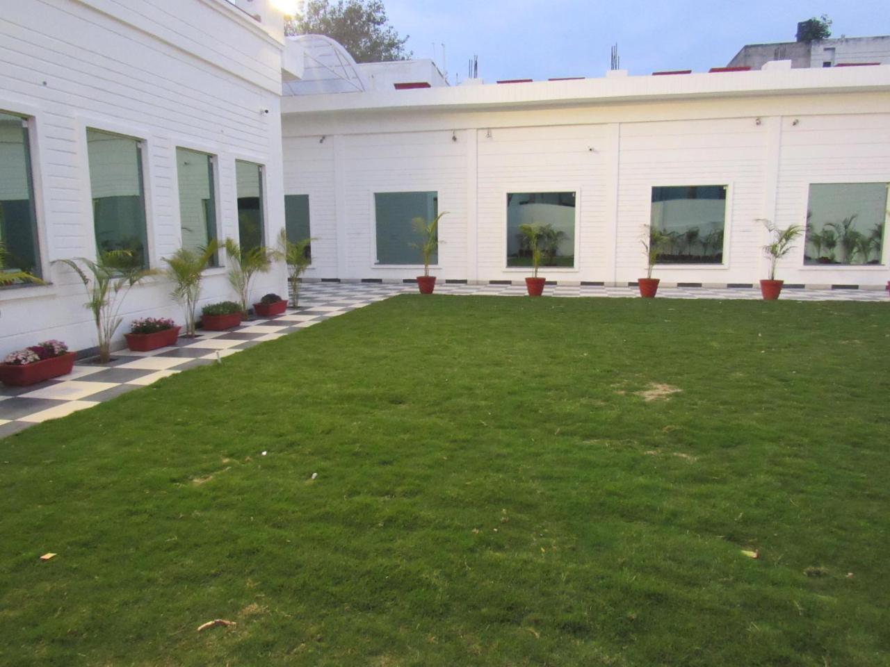 The English Garden Mohali Exterior foto