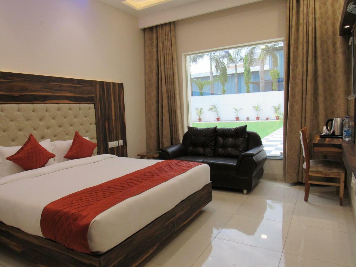 The English Garden Mohali Exterior foto