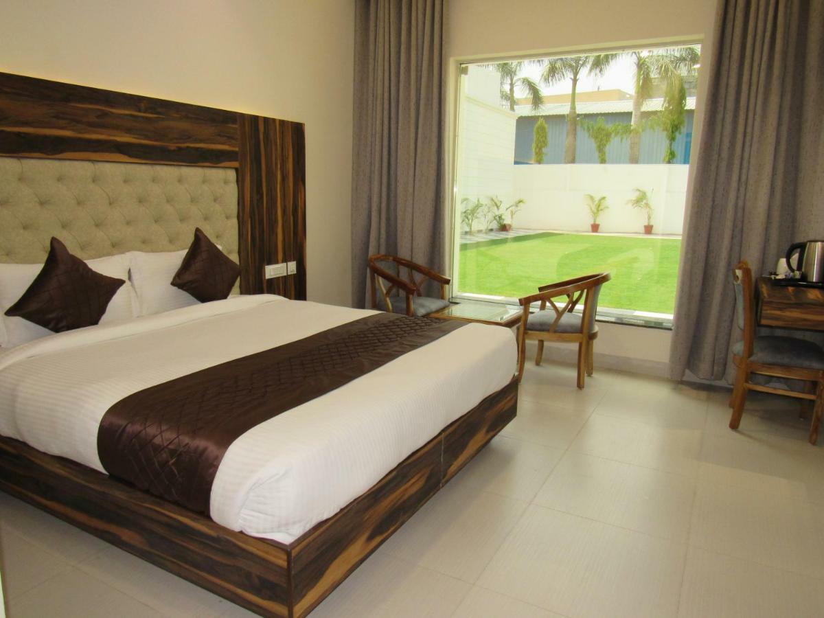 The English Garden Mohali Exterior foto