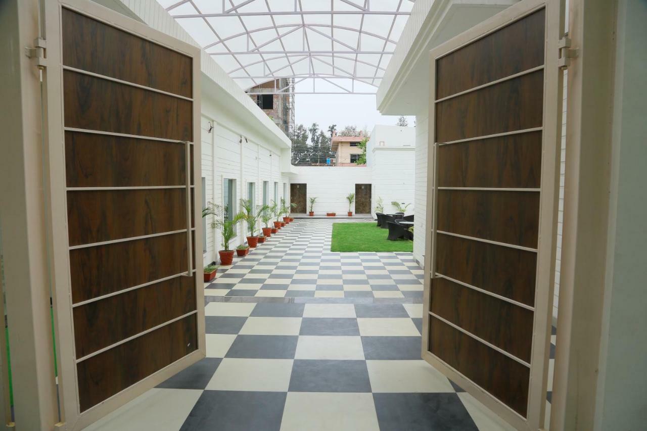The English Garden Mohali Exterior foto